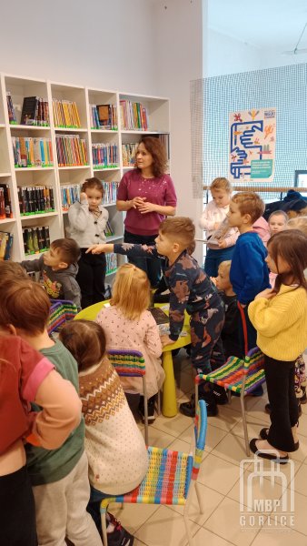 Biblioteka Gorlice, Cała Polska czyta dzieciom Bibliotekarka opowiada przedszkolakom o wypożyczalni